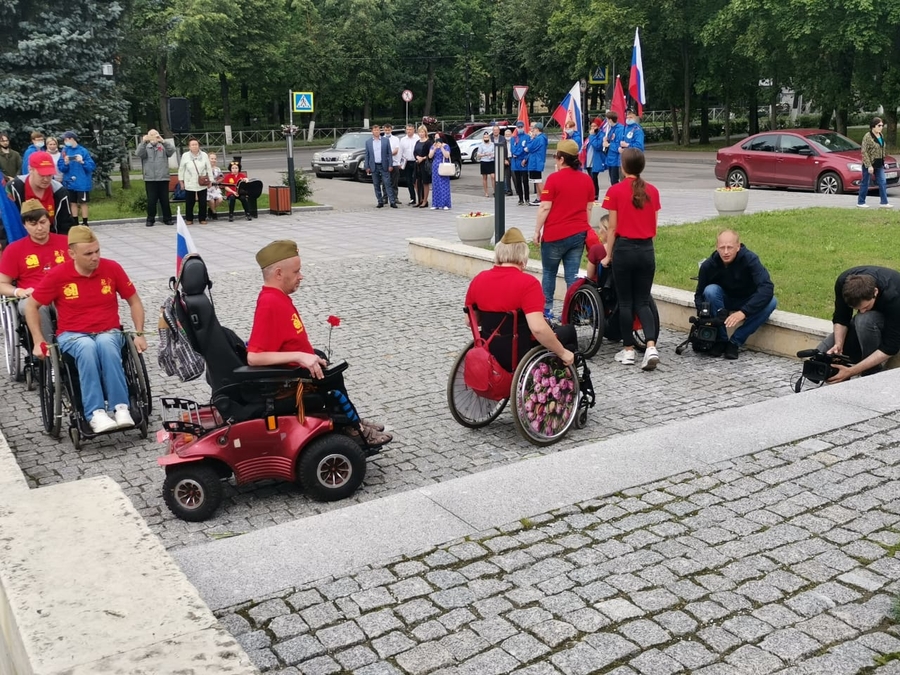 В Гатчине прошла Международная эстафета инвалидов-колясочников 